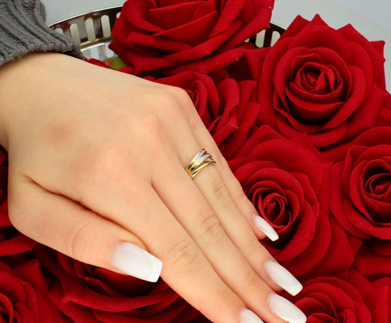 Pierścionek damski złoty pleciony w cyrkonie próba 585, rozmiar 10 DIA-PRS-5812-585 Wyróżnij się z tłumu dzięki wyrazistemu pierścionkowi damskiemu z żółtego złota próby 585 11.jpg