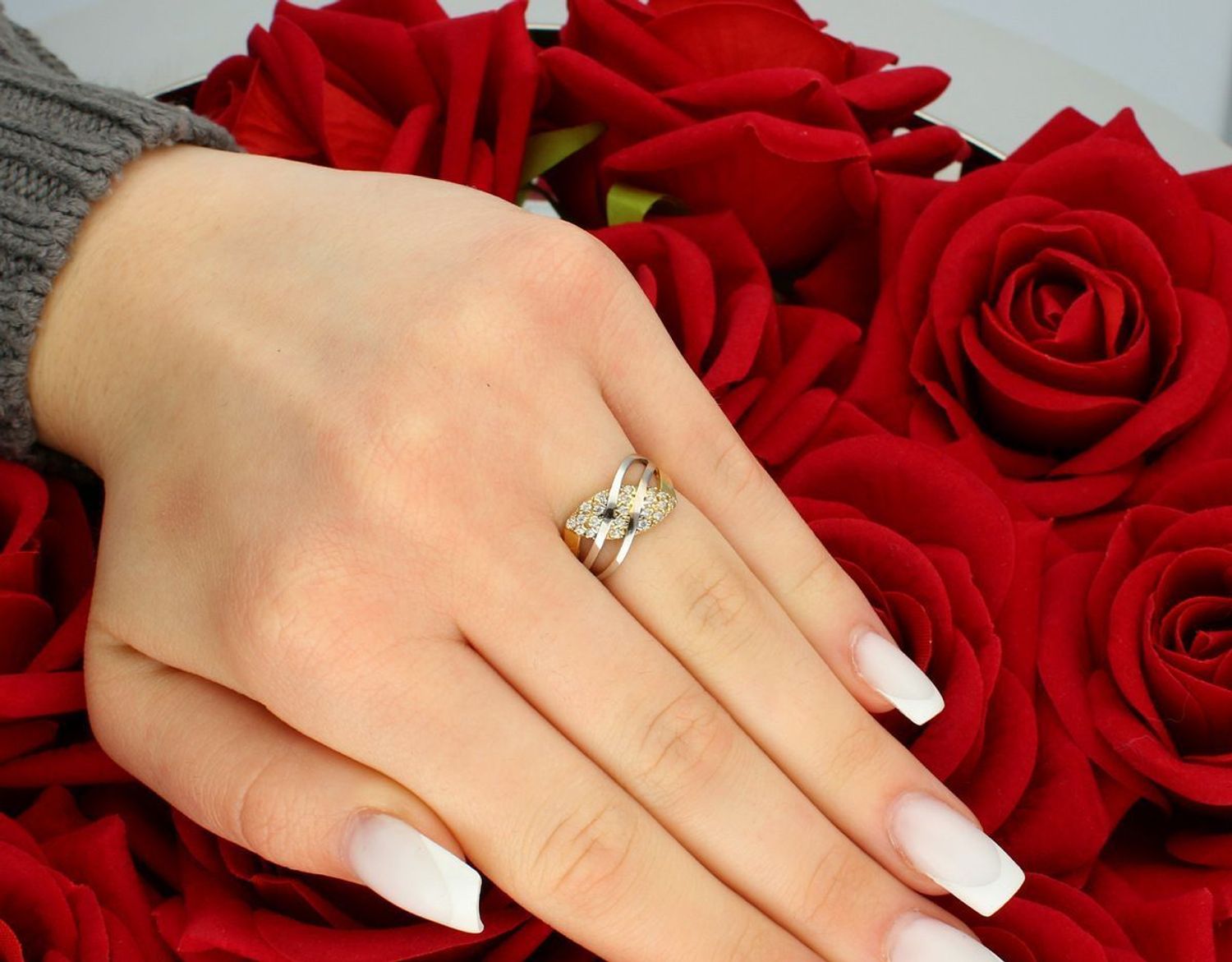 Pierścionek damski złoty pleciony z elementem w cyrkonie próba 585, rozmiar 10 DIA-PRS-5813-585 Ten wyjątkowy pierścionek to połączenie klasycznej elegancji i nowoczesnej formy.1.jpg