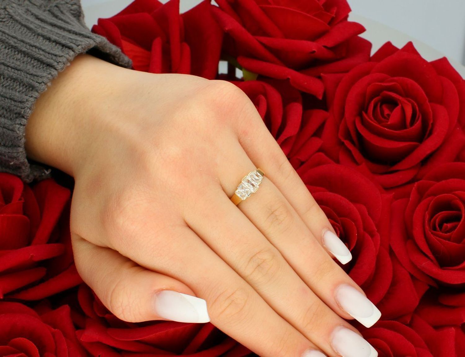 Pierścionek damski złoty z cyrkoniami rozmiar 10, próba 585 DIA-PRS-5814-585 Wyjątkowy pierścionek damski wykonany ze złota próby 585 to idealne połączenie elegancji i subtelnego blasku.1.jpg