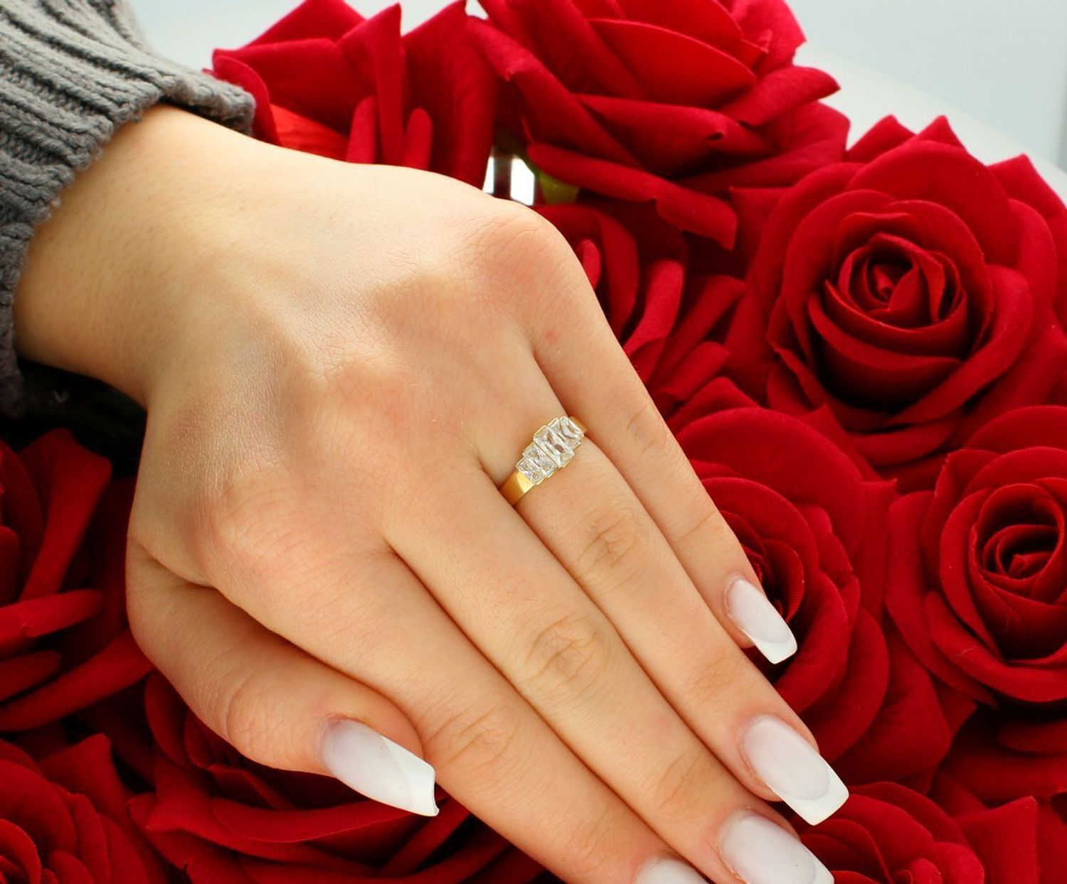 Pierścionek damski złoty z cyrkoniami rozmiar 10, próba 585 DIA-PRS-5814-585 Wyjątkowy pierścionek damski wykonany ze złota próby 585 to idealne połączenie elegancji i subtelnego blasku.1.jpg