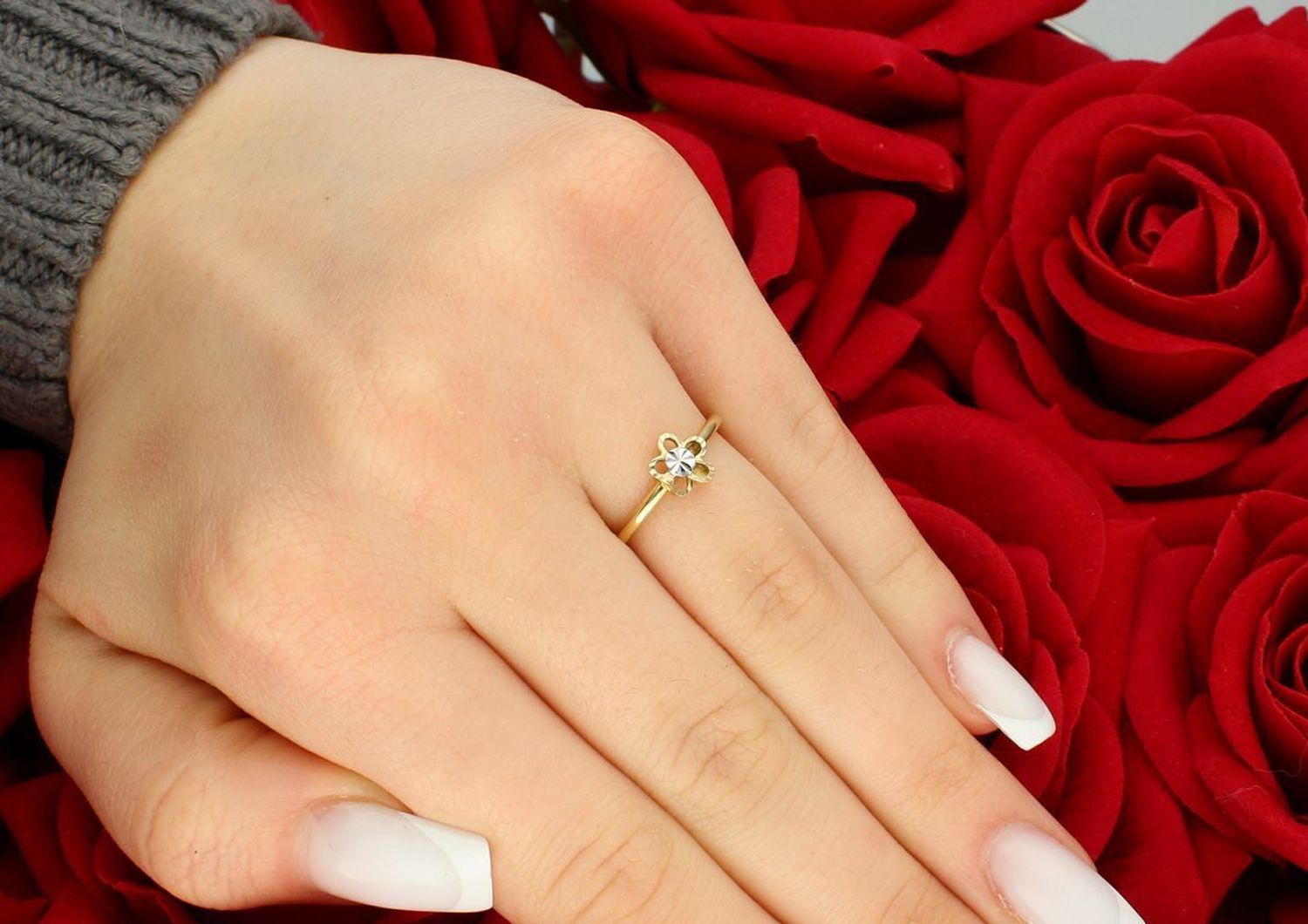 Pierścionek damski złoty próba 585 zdobiony kwiatkiem grawerowanym rozmiar 11 DIA-PRS-5816-585 Ten złoty pierścionek o próbie 585 to urokliwy dodatek, który wyróżnia się subtelnym,1.jpg