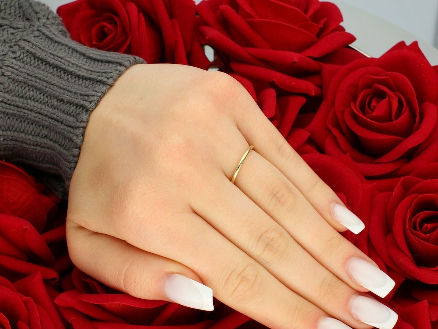 Pierścionek damski złoty próba 585 zdobiony kwiatkiem grawerowanym rozmiar 11 DIA-PRS-5816-585 Ten złoty pierścionek o próbie 585 to urokliwy dodatek, który wyróżnia się subtelnym,1.jpg