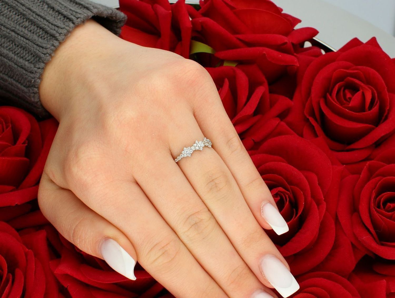 Pierścionek damski złoty próba 585, trzy kwiatki w cyrkonie rozmiar 11 DIA-PRS-5818-585 Nasz sklep internetowy ze srebrną i złotą biżuterią Diament jest autoryzowanym dystrybutorem marki.1.jpg