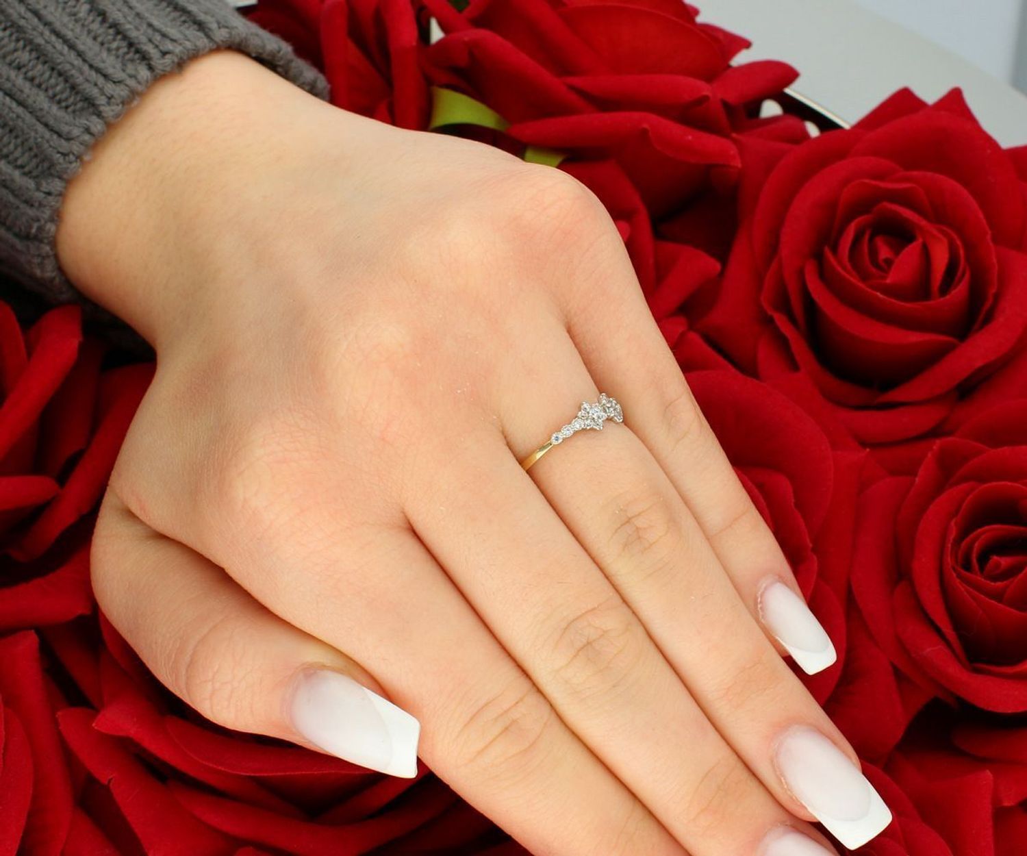 Pierścionek damski złoty próba 585, trzy kwiatki w cyrkonie rozmiar 11 DIA-PRS-5818-585 Nasz sklep internetowy ze srebrną i złotą biżuterią Diament jest autoryzowanym dystrybutorem marki.1.jpg