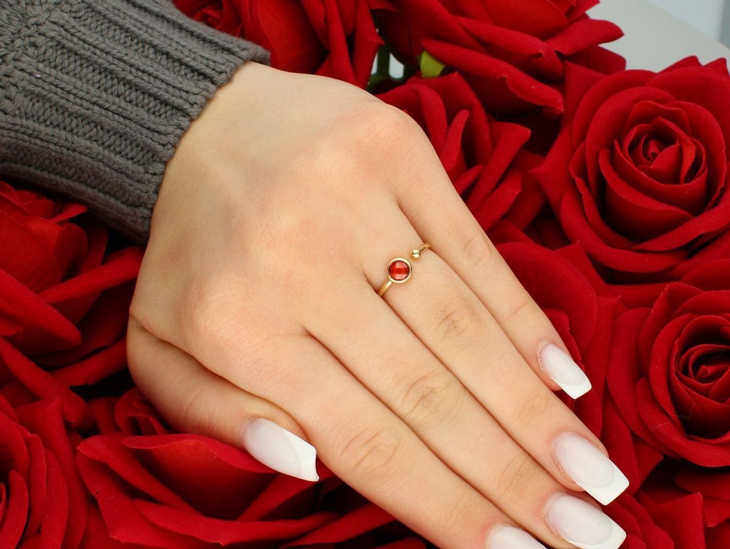 Pierścionek damski złoty z czerwoną cyrkonią próba 585, DIA-PRS-5820-585 Elegancki pierścionek damski wykonany ze złota próby 585, który urzeka swoim delikatnym, a zarazem wyrazistym 1.jpg