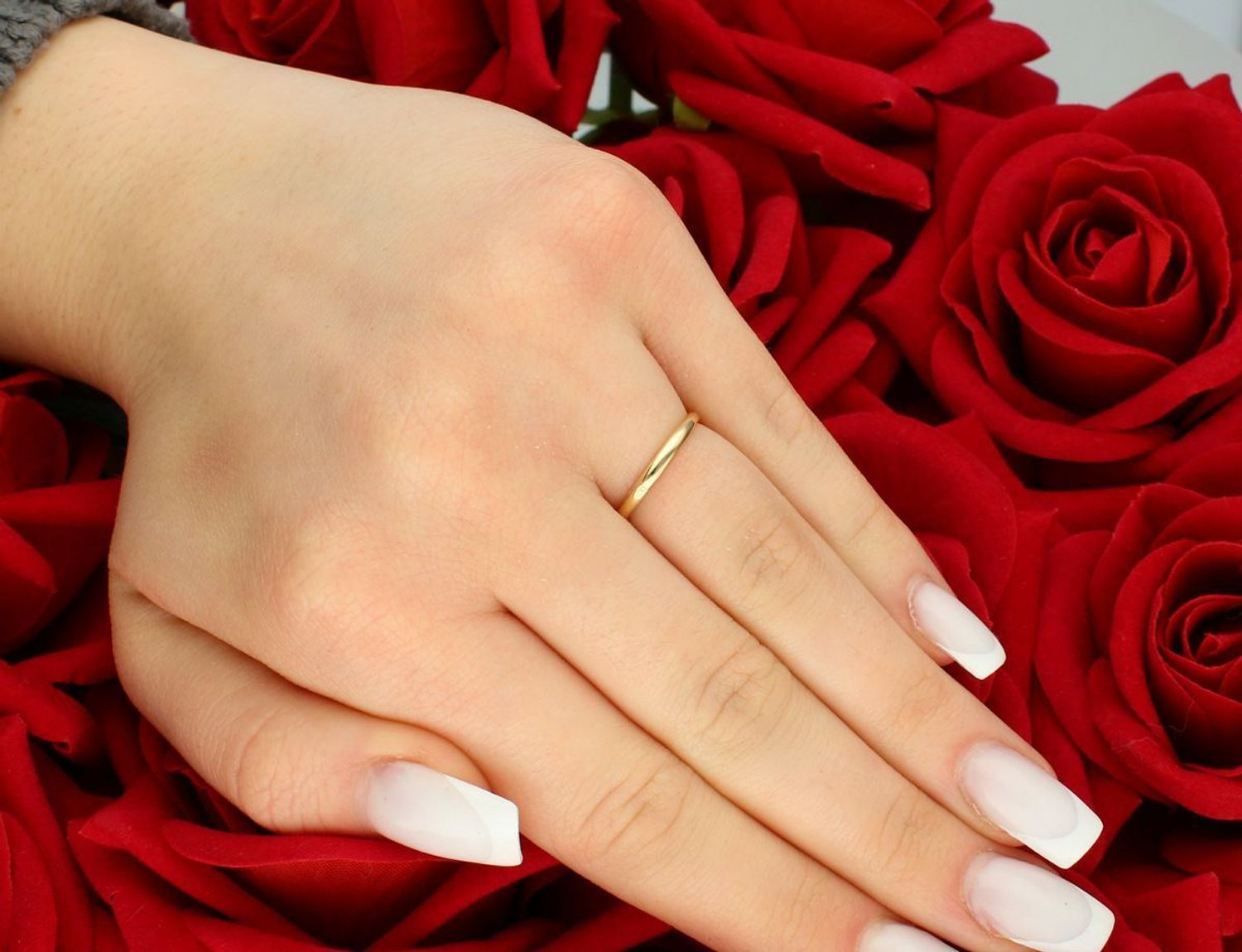 Pierścionek damski złoty z czerwoną cyrkonią próba 585, DIA-PRS-5820-585 Elegancki pierścionek damski wykonany ze złota próby 585, który urzeka swoim delikatnym, a zarazem wyrazistym 1.jpg