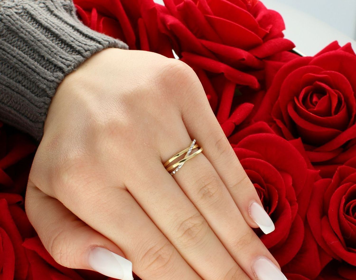 Pierścionek damski rozm 11 złoty pleciony z białym złotem grawerowanym próba 585, DIA-PRS-5822-585 Odkryj elegancję i ponadczasowe piękno zamknięte w subtelnej formie.1.jpg