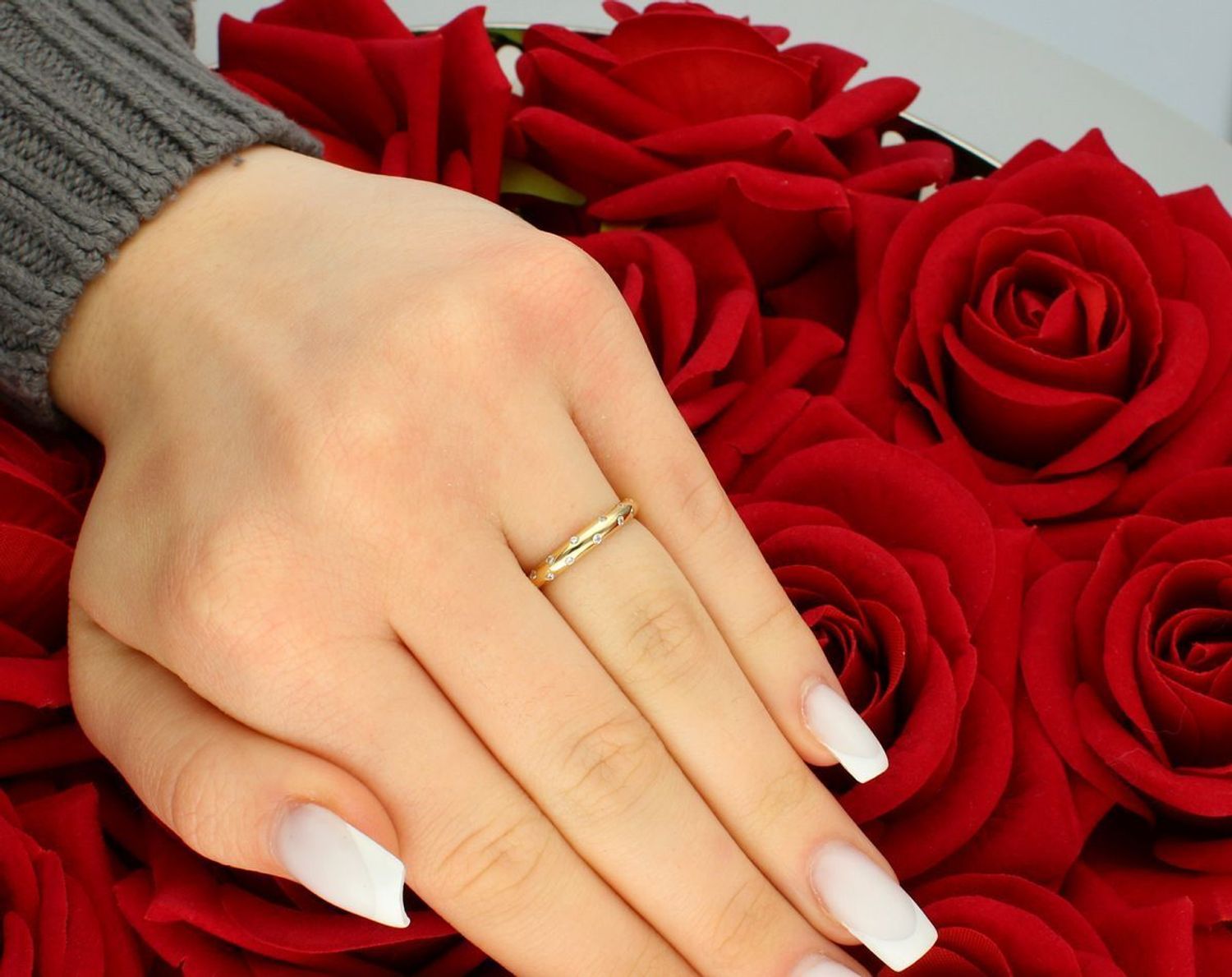 Złoty pierścionek damski 585 Obrączka z drobnymi cyrkoniami DIA-PRS-5824-585. Złoty pierścionek wysadzany białymi cyrkoniami. Piękny pierścionek wykonany z wysokiej jakości złota próby 585 1.jpg