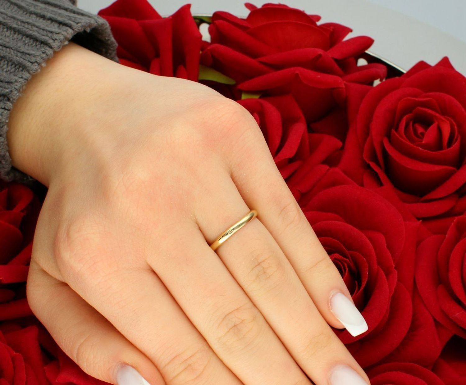 Złoty pierścionek damski 585 Obrączka z drobnymi cyrkoniami DIA-PRS-5824-585. Złoty pierścionek wysadzany białymi cyrkoniami. Piękny pierścionek wykonany z wysokiej jakości złota próby 585 1.jpg