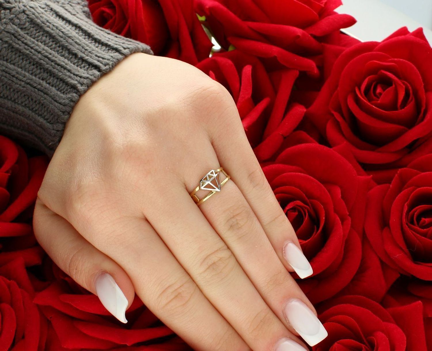 Złoty pierścionek damski 585 Kontury diamentu. Pierścionek wykonany z 14 karatowego złota. Element ozdobny w postaci konturów diamentu z białego złota. Modny, stylowy złoty dodatek.11.jpg