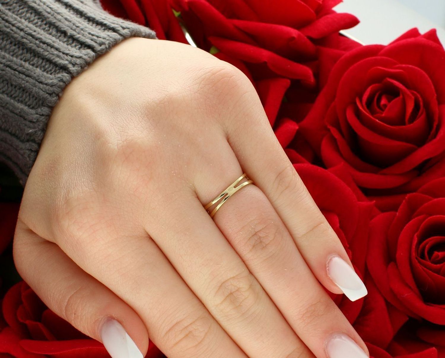 Złoty pierścionek damski 585 Kontury diamentu. Pierścionek wykonany z 14 karatowego złota. Element ozdobny w postaci konturów diamentu z białego złota. Modny, stylowy złoty dodatek.11.jpg