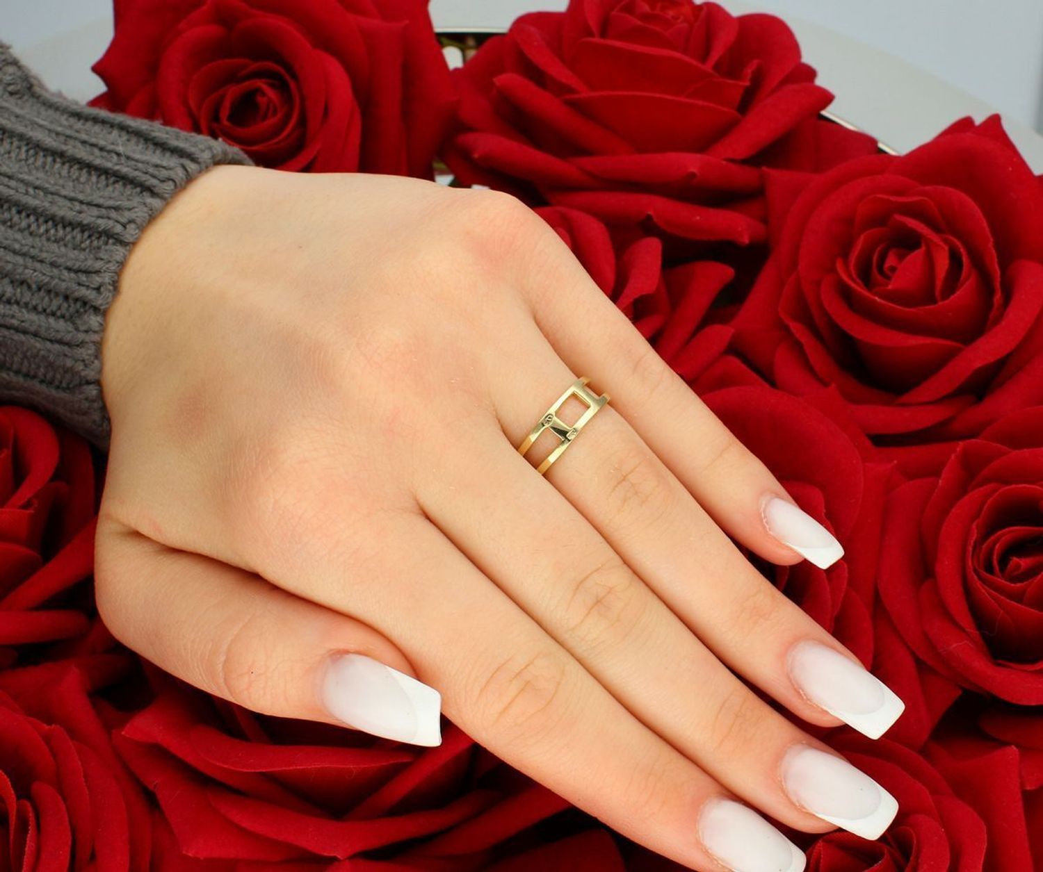 Pierścionek damski złoty próba 585 rozmiar 10, dwa pasy cyrkonii DIA-PRS-5827-585 Oferujemy elegancki pierścionek damski wykonany z wysokiej jakości złota próby 585 (14K), który idealnie1.jpg