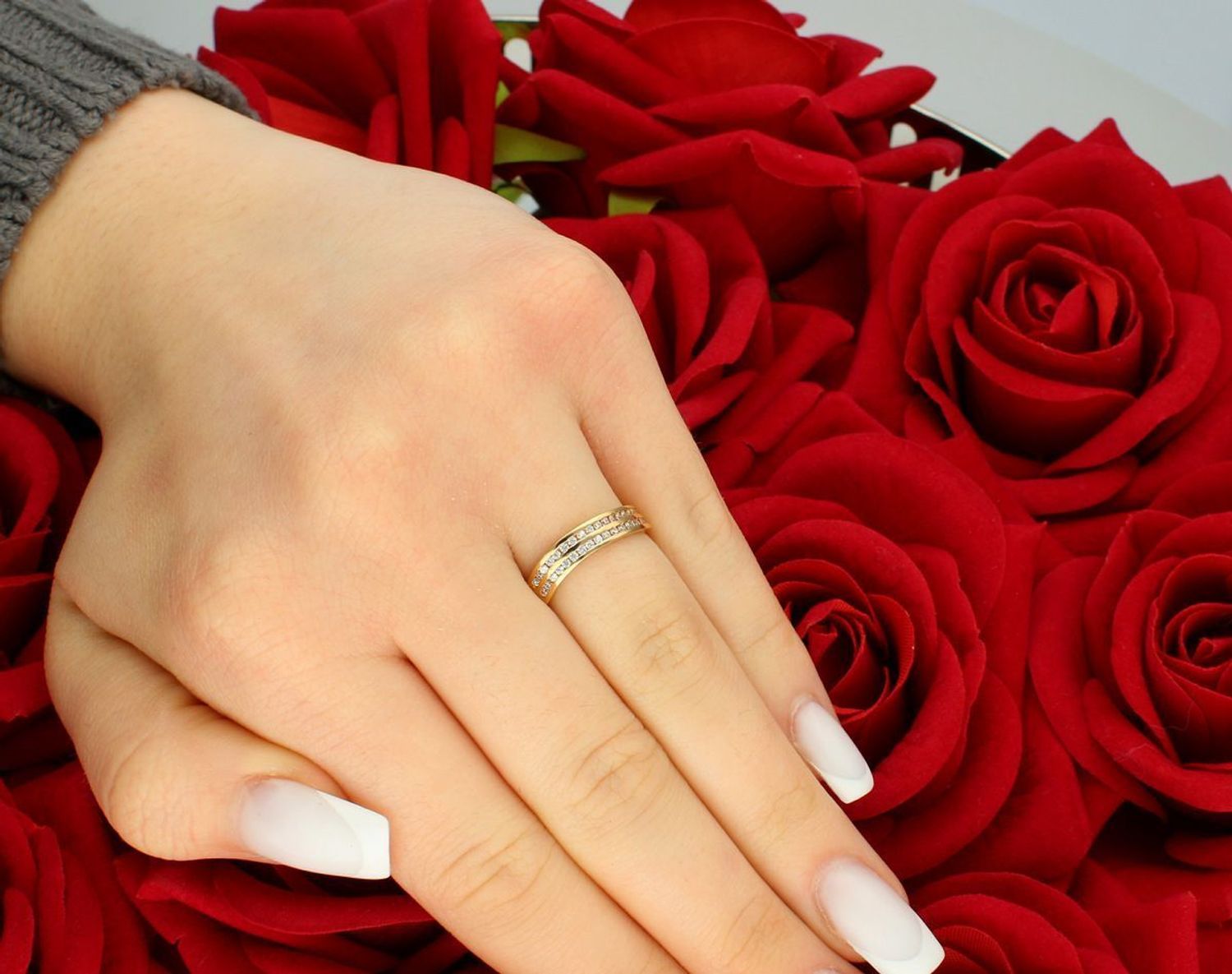 Pierścionek damski złoty próba 585 fala w cyrkonie rozmiar 11, DIA-PRS-5832-585 Stylowy i oryginalny pierścionek damski w kształcie delikatnej fali, wykonany ze złota próby 585 1.jpg