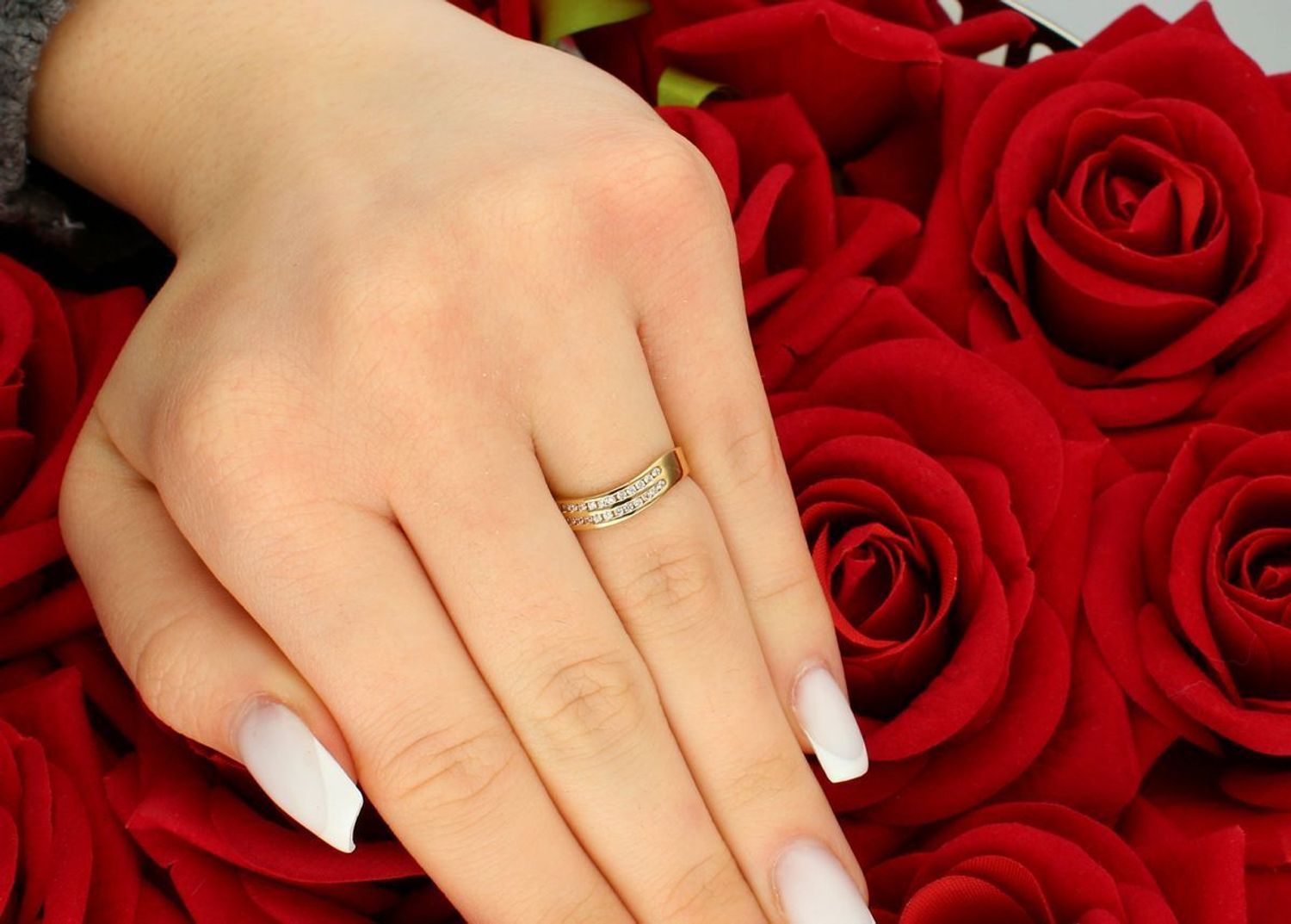 Pierścionek damski złoty próba 585 fala w cyrkonie rozmiar 11, DIA-PRS-5832-585 Stylowy i oryginalny pierścionek damski w kształcie delikatnej fali, wykonany ze złota próby 585 1.jpg