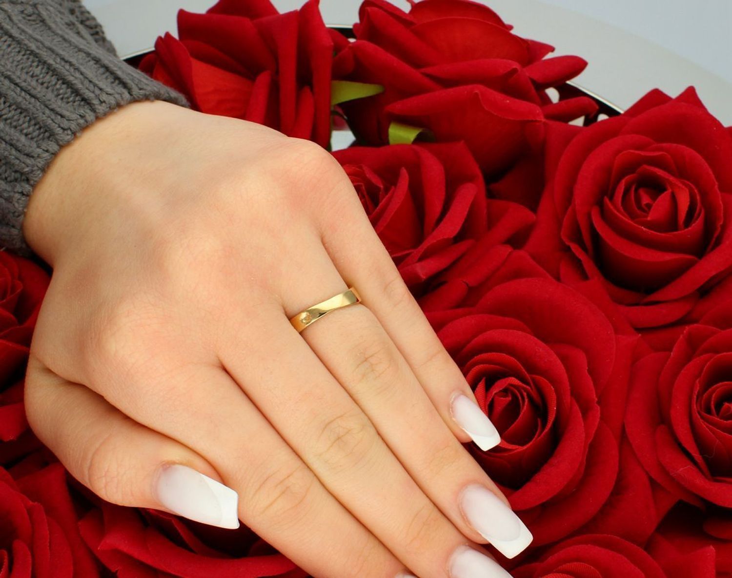 Pierścionek damski złoty próba 585 fala w cyrkonie rozmiar 11, DIA-PRS-5832-585 Stylowy i oryginalny pierścionek damski w kształcie delikatnej fali, wykonany ze złota próby 585 1.jpg