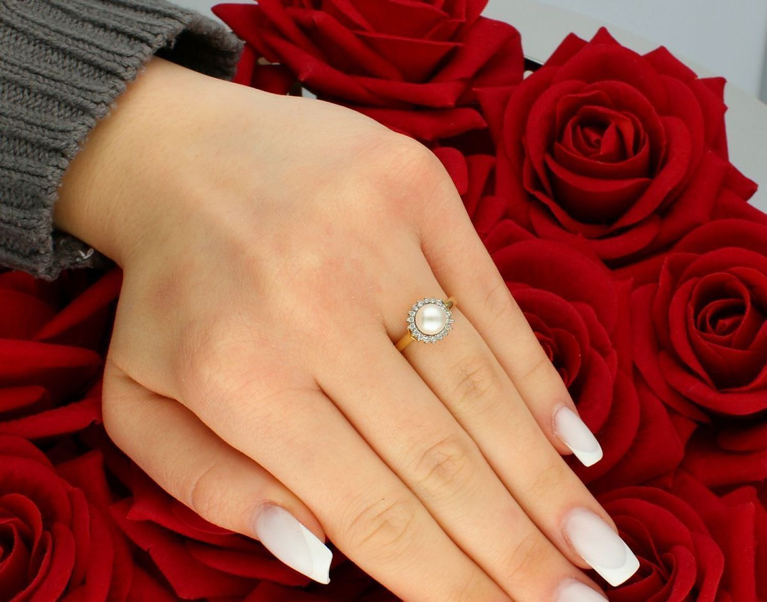 Pierścionek damski złoty próba 585, perła z cyrkoniami DIA-PRS-5833-585 Ten wyjątkowy pierścionek damski to subtelna kombinacja klasyki i elegancji. Wykonany z wysokiej jakości złota próby 1.jpg