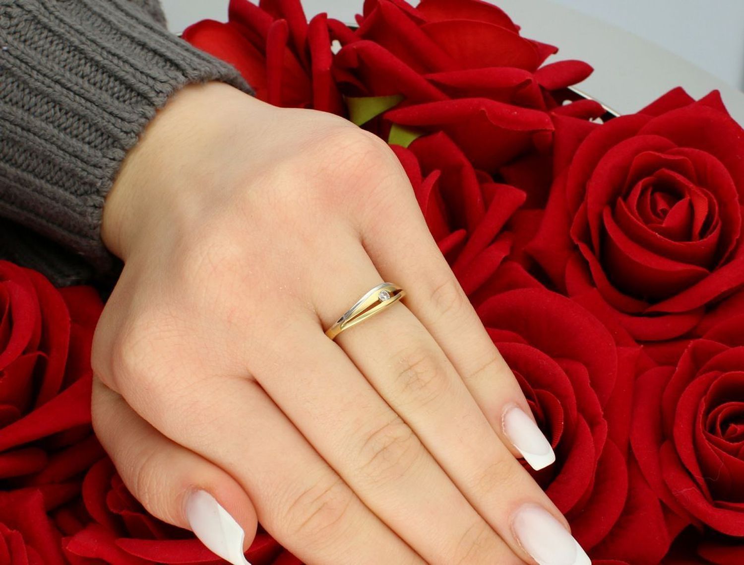 Pierścionek damski złoty próba 585 z cyrkonią rozmiar 11, DIA-PRS-5834-585 Elegancki pierścionek damski wykonany z wysokiej jakości złota próby 585 1.jpg