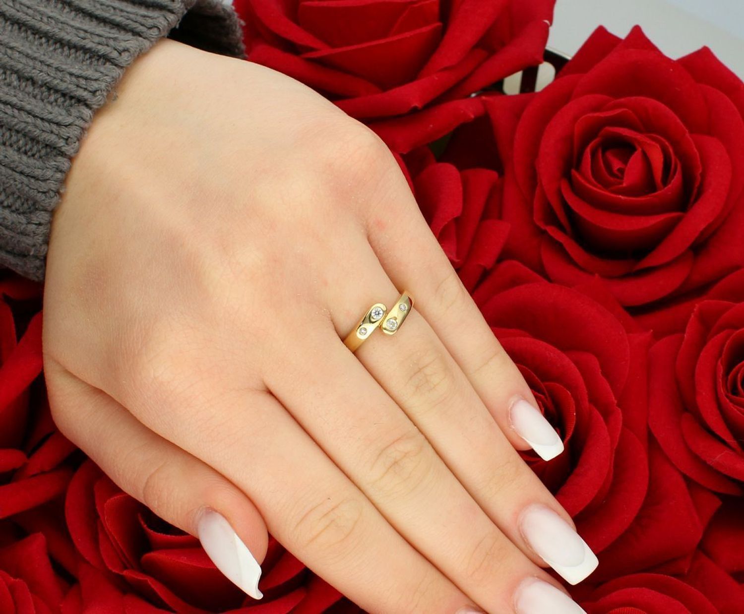 Pierścionek damski złoty przekładany z cyrkoniami próba 585, rozmiar 11 DIA-PRS-5836-585 Wzbogać swoją kolekcję biżuterii o wyjątkowy pierścionek damski wykonany ze złota próby 585, 01.jpg