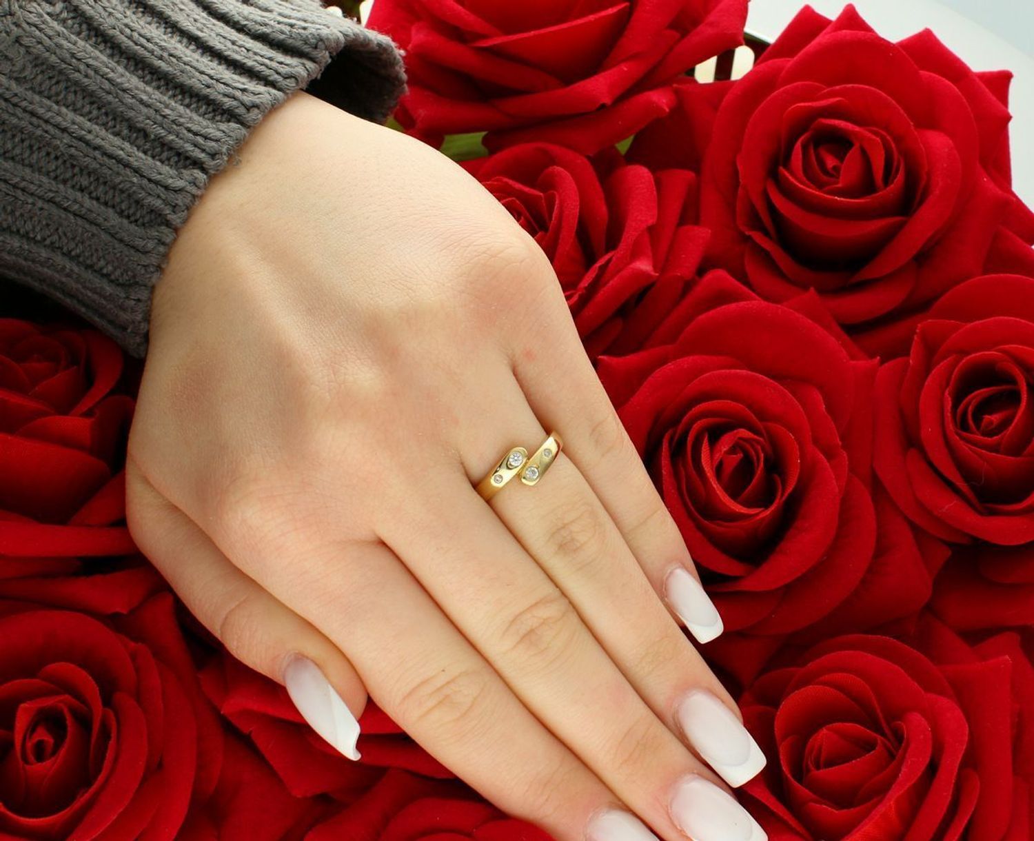 Pierścionek damski złoty przekładany z cyrkoniami próba 585, rozmiar 11 DIA-PRS-5836-585 Wzbogać swoją kolekcję biżuterii o wyjątkowy pierścionek damski wykonany ze złota próby 585, 01.jpg