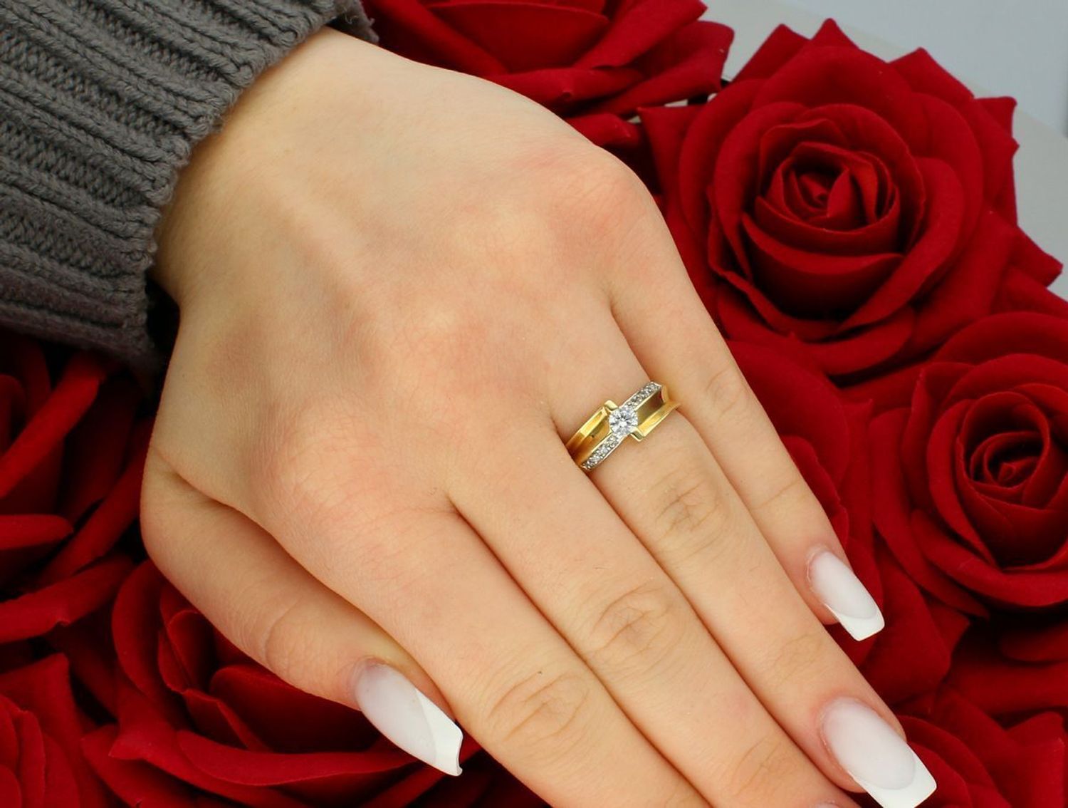 Pierścionek damski złoty próba 585, rozmiar 11 zdobiony cyrkoniami DIA-PRS-5837-585 Nasz sklep internetowy ze srebrną i złotą biżuterią Diament jest autoryzowanym dystrybutorem marki. 1.jpg