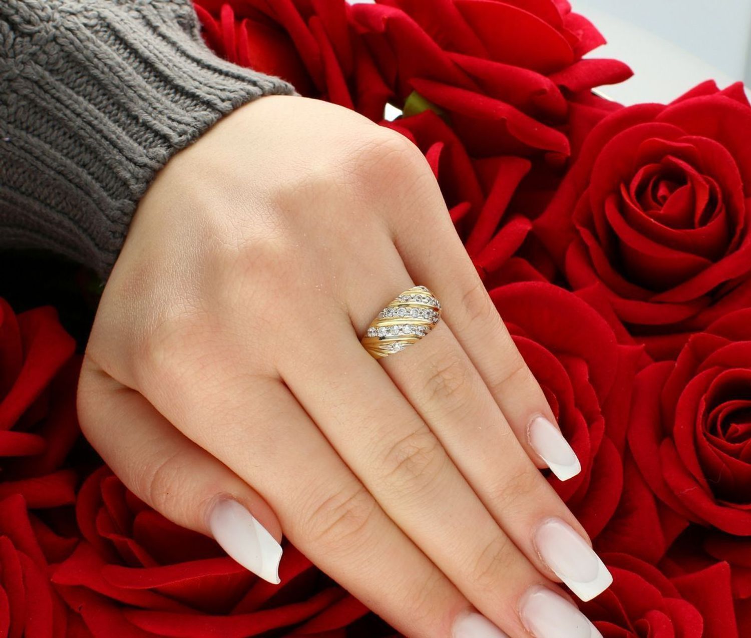 Pierścionek damski szeroki z cyrkoniami złoty próba 585, rozmiar 11 DIA-PRS-5839-585 Ten złoty pierścionek damski próby 585 to propozycja dla kobiet, które cenią sobie wyrazistą i pełną 1.jpg