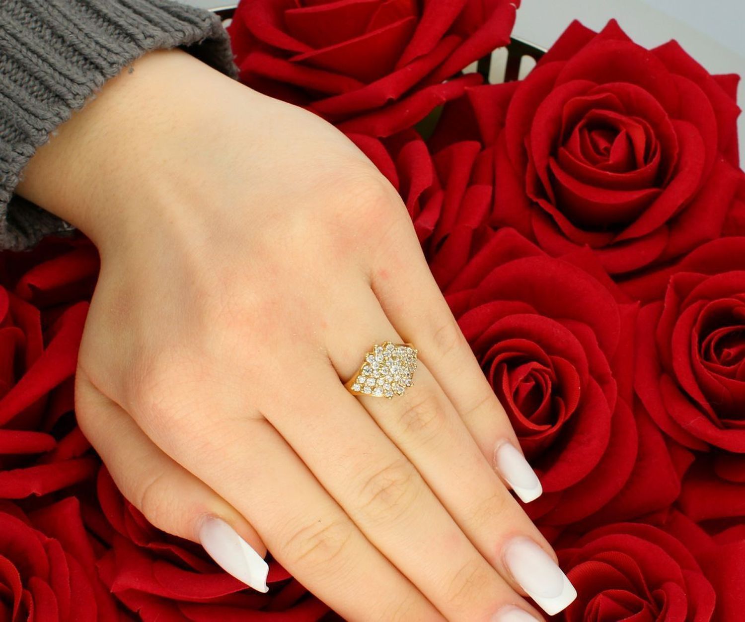 Pierścionek damski złoty próba 585, koszyczek w cyrkonie rozmiar 11 DIA-PRS-5840-585 Ten złoty pierścionek wykonany jest z złota próby 585, a jego element ozdobny w kształcie koszyczka 1.jpg