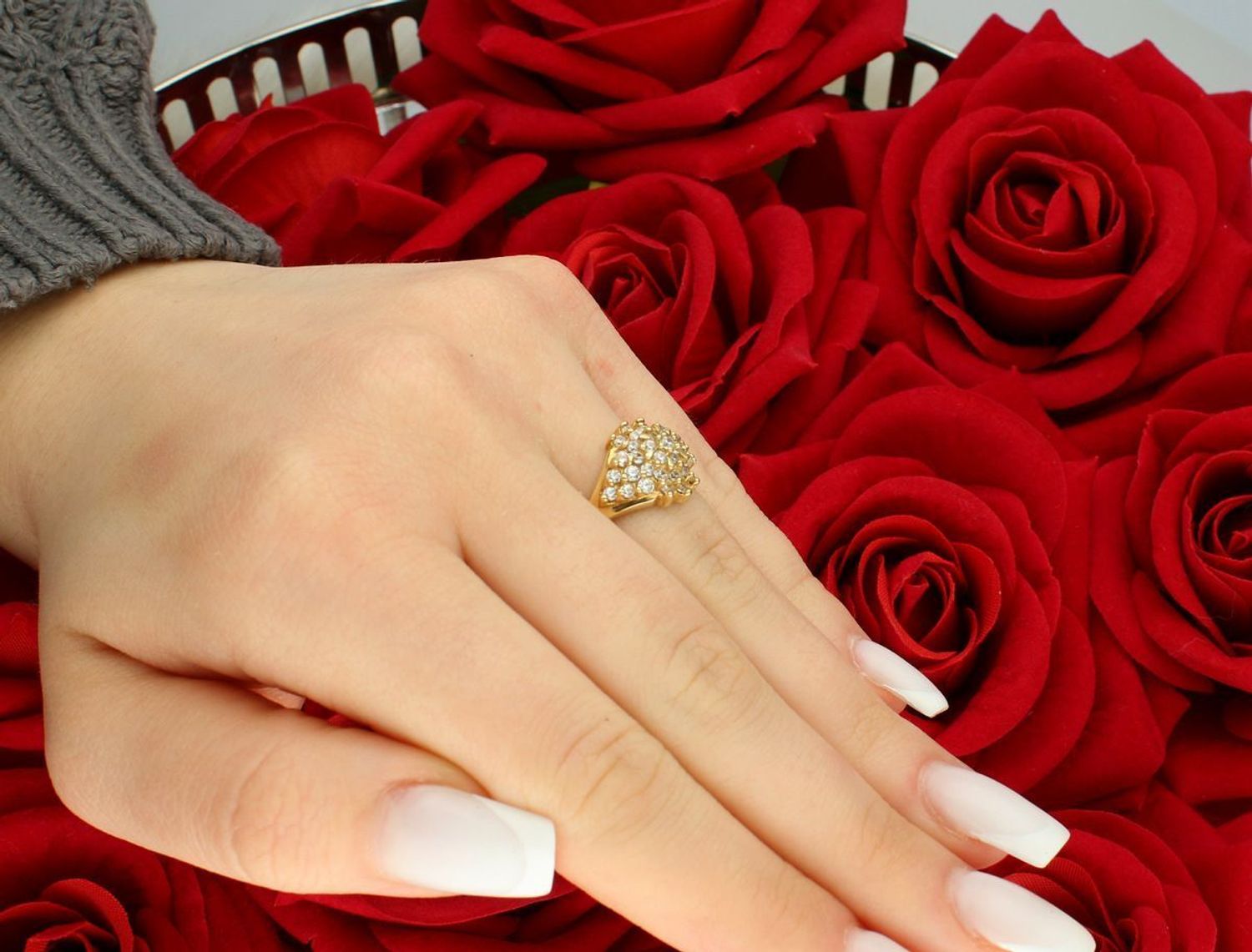 Pierścionek damski złoty próba 585, koszyczek w cyrkonie rozmiar 11 DIA-PRS-5840-585 Ten złoty pierścionek wykonany jest z złota próby 585, a jego element ozdobny w kształcie koszyczka 1.jpg