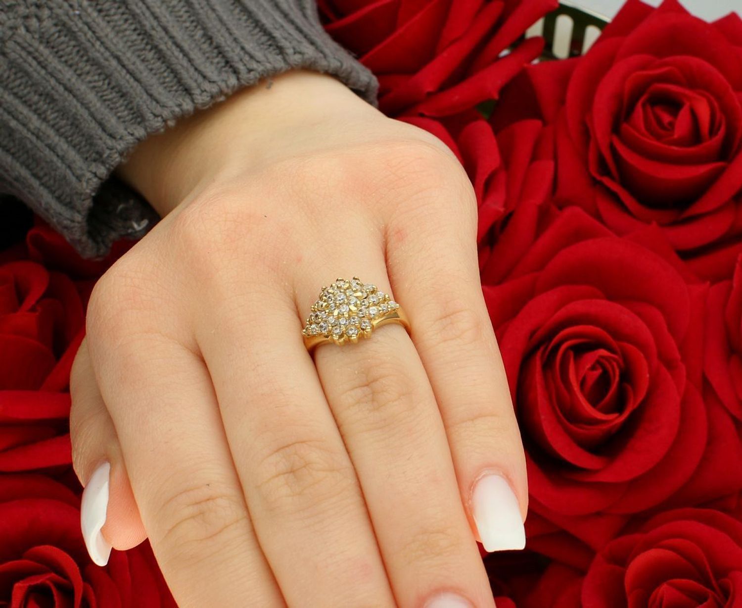 Pierścionek damski złoty próba 585, koszyczek w cyrkonie rozmiar 11 DIA-PRS-5840-585 Ten złoty pierścionek wykonany jest z złota próby 585, a jego element ozdobny w kształcie koszyczka 1.jpg