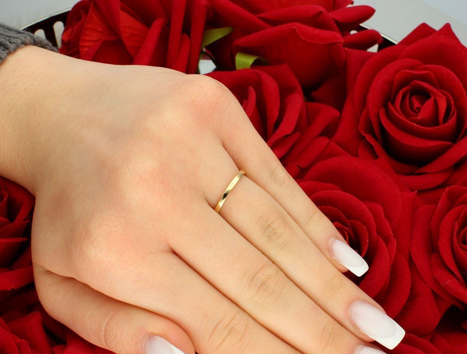 Pierścionek złoty z granatową cyrkonią próba 585, rozmiar 12 DIA-PRS-5842-585 Delikatny pierścionek złoty z granatową cyrkonią to subtelna biżuteria, która łączy elegancję z wyjątkową 1.jpg