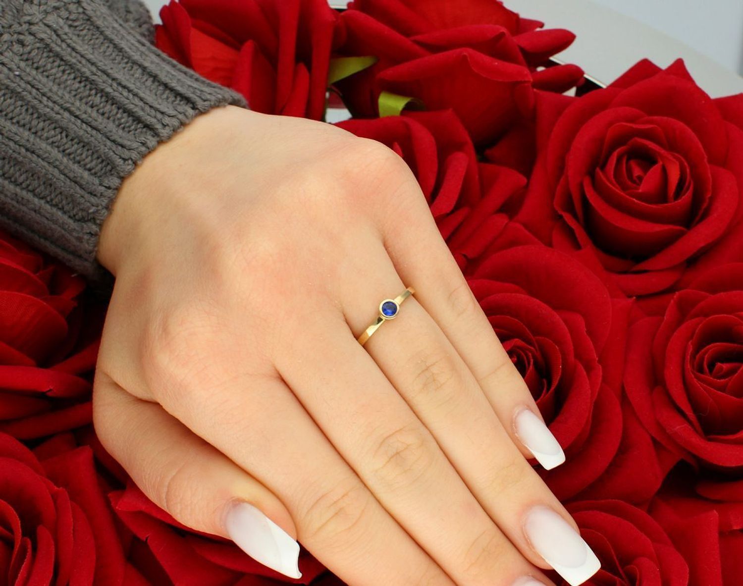 Pierścionek złoty z granatową cyrkonią próba 585, rozmiar 12 DIA-PRS-5842-585 Delikatny pierścionek złoty z granatową cyrkonią to subtelna biżuteria, która łączy elegancję z wyjątkową 1.jpg