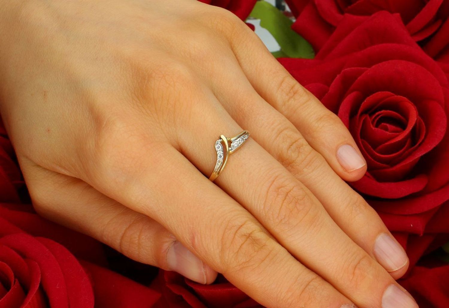 Złoty pierścionek damski 585 zdobiony białymi cyrkoniami DIA-PRS-5843-585. Pierścionek wykonany z 14 karatowego złota. Złoty pierścionek z gładkiego złota z cyrkoniami. 1.jpg