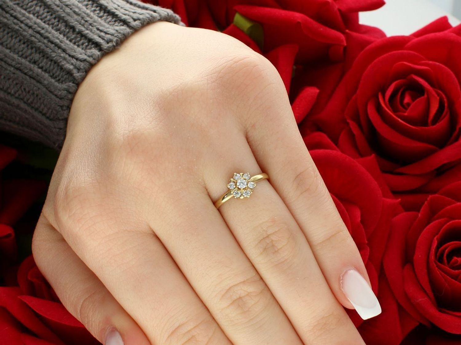 Złoty pierścionek z kwiatkiem z cyrkoniami rozmiar 12.jpg