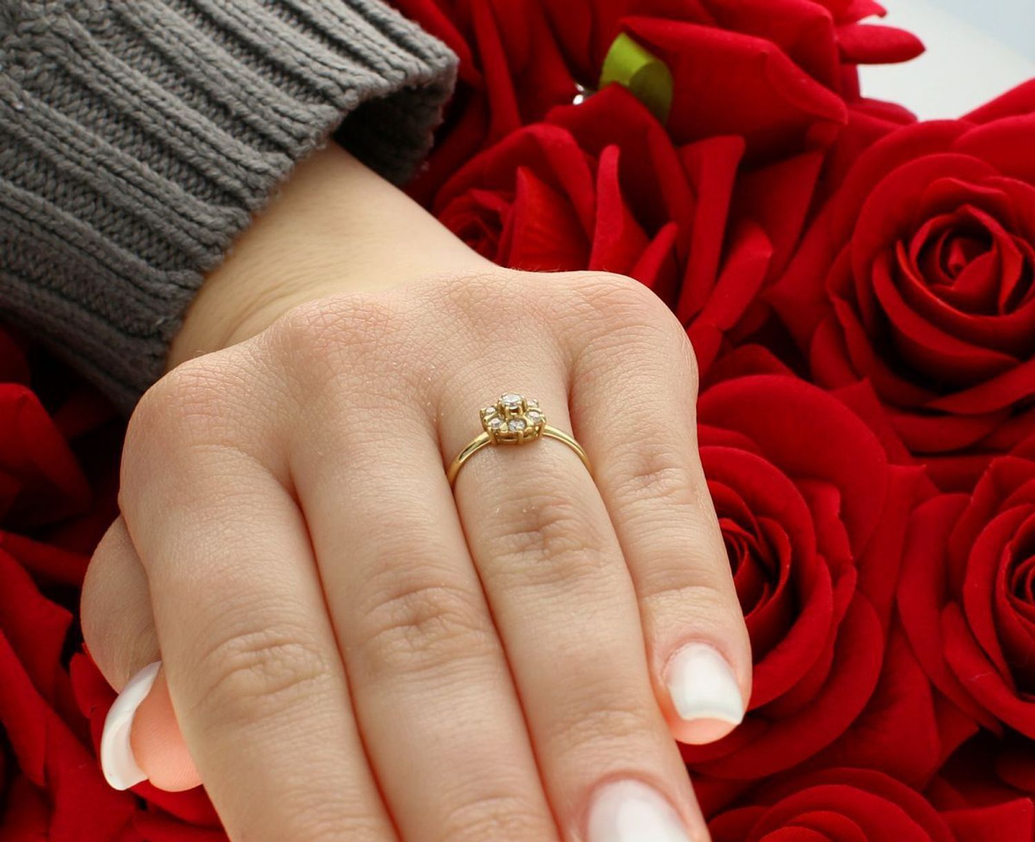 Złoty pierścionek z kwiatkiem z cyrkoniami rozmiar 12.jpg