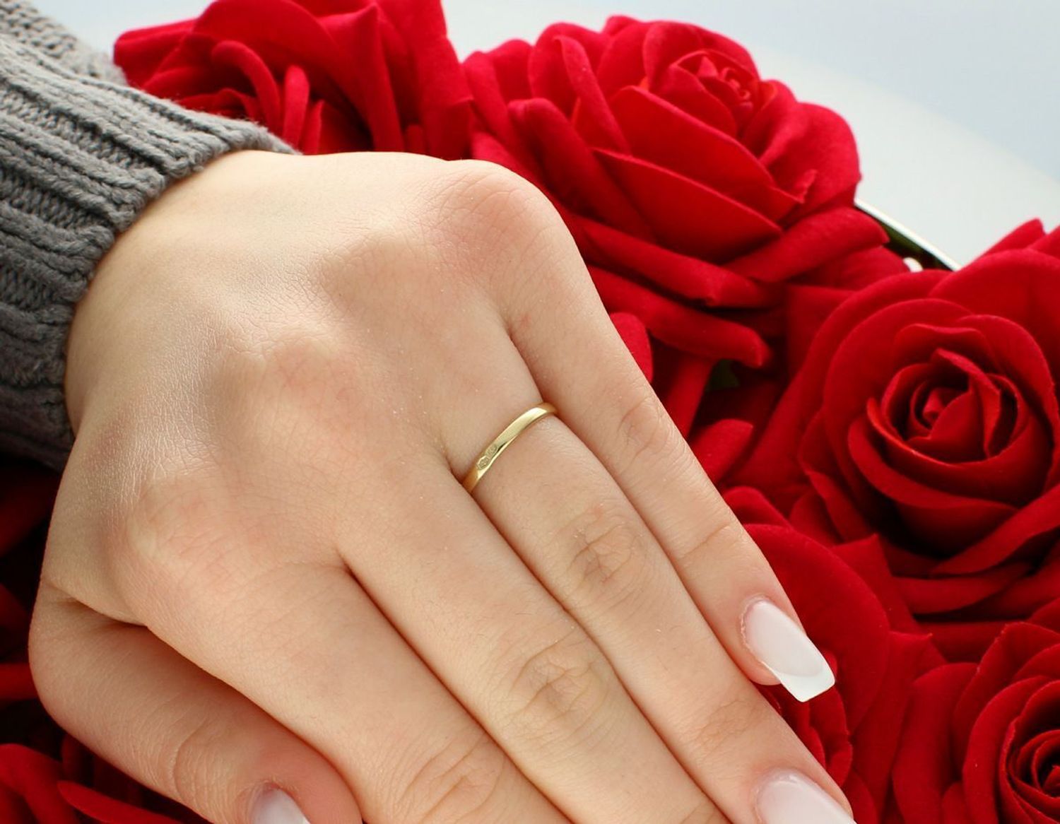 Złoty pierścionek z kwiatkiem z cyrkoniami rozmiar 12.jpg