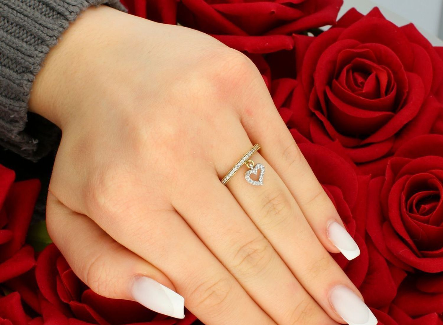 Pierścionek złoty próba 585, z wiszącym serduszkiem zdobionym cyrkoniami rozmiar 12, DIA-PRS-5847-585 Wyjątkowy pierścionek, który zachwyca nie tylko precyzją wykonania, ale również 1.jpg