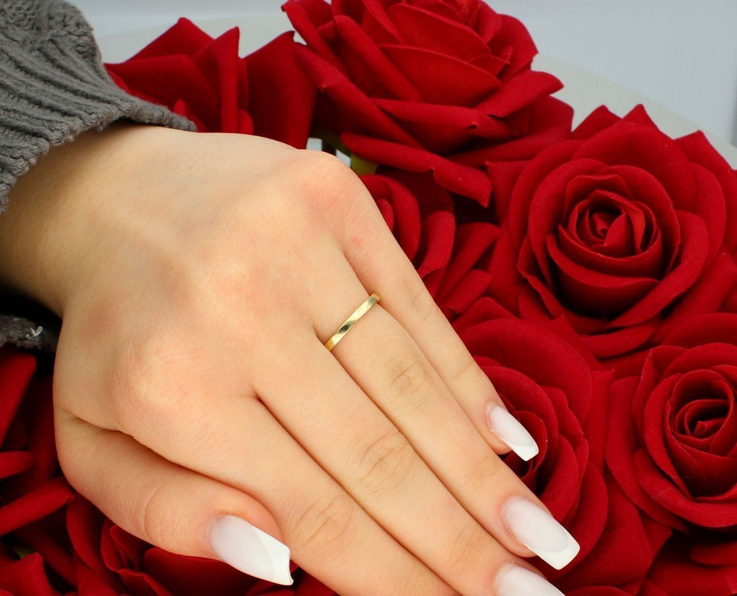 Pierścionek złoty próba 585, z wiszącym serduszkiem zdobionym cyrkoniami rozmiar 12, DIA-PRS-5847-585 Wyjątkowy pierścionek, który zachwyca nie tylko precyzją wykonania, ale również 1.jpg