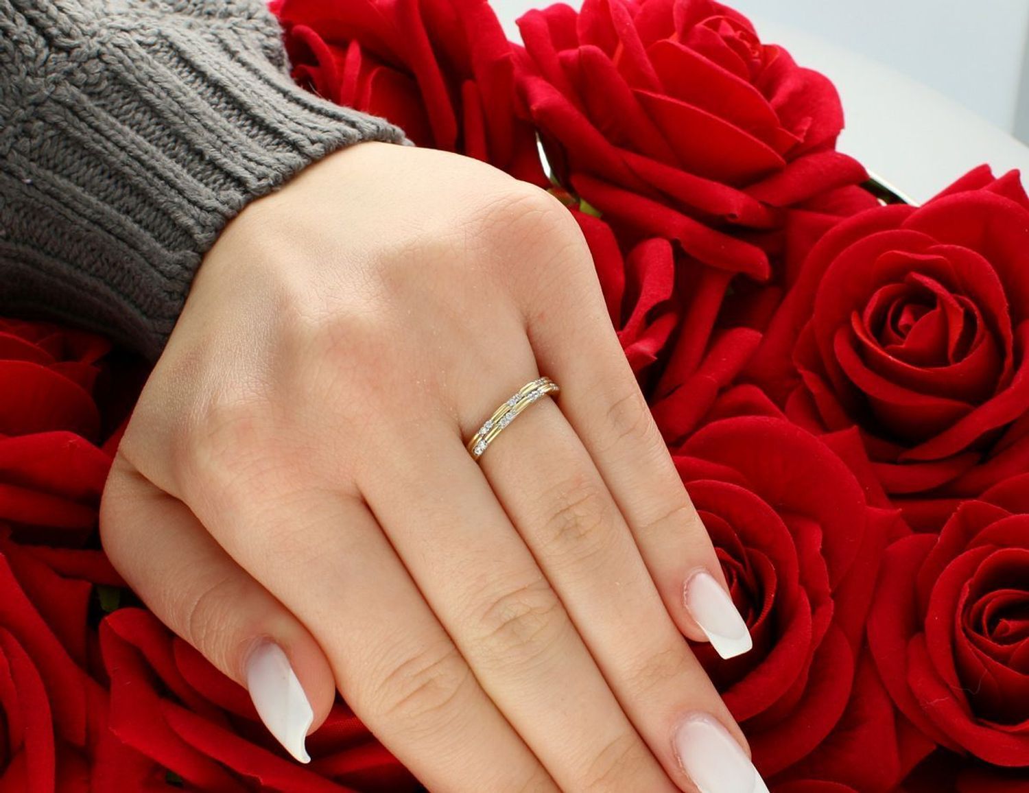 Pierścionek damski złoty zdobiony cyrkoniami próba 585, rozmiar 12 DIA-PRS-5848-585 Zmysłowy, subtelny i pełen blasku – pierścionek damski z żółtego złota próby 585 1.jpg