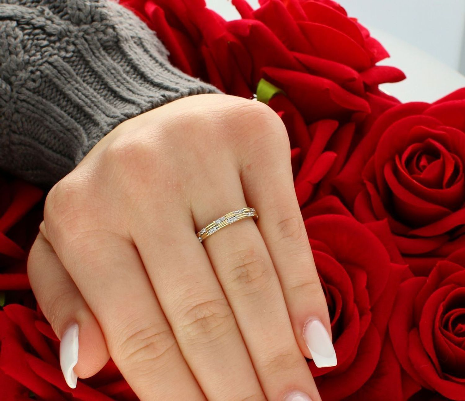 Pierścionek damski złoty zdobiony cyrkoniami próba 585, rozmiar 12 DIA-PRS-5848-585 Zmysłowy, subtelny i pełen blasku – pierścionek damski z żółtego złota próby 585 1.jpg