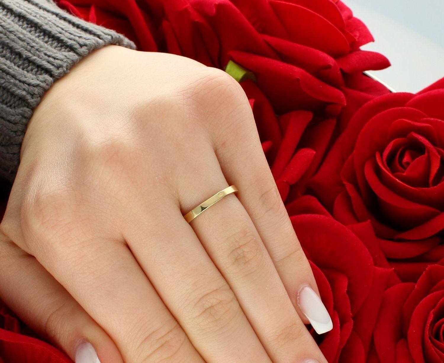 Pierścionek damski złoty zdobiony cyrkoniami próba 585, rozmiar 12 DIA-PRS-5848-585 Zmysłowy, subtelny i pełen blasku – pierścionek damski z żółtego złota próby 585 1.jpg