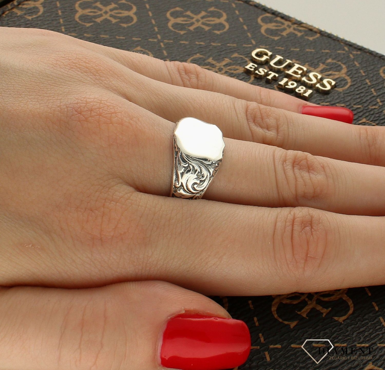 Pierścionek srebrny gładki z ozdobnym tłoczeniem DIA-PRS-5855-925. Wyjątkowy pierścionek wykonany ze srebra, ozdobiony srebrną, gładką, blaszką  i ozdobnym tłoczeniem po bokach. Wzór, który sprawdzą się jak (1).jpg