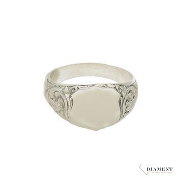 Pierścionek srebrny gładki z ozdobnym tłoczeniem DIA-PRS-5855-925. Wyjątkowy pierścionek wykonany ze srebra, ozdobiony srebrną, gładką, blaszką  i ozdobnym tłoczeniem po bokach. Wzór, który sprawdzą się jak (1).jpg