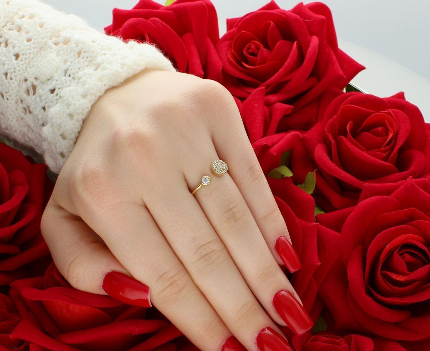 Złoty pierścionek damski próby 585 o wadze 1,75 g i rozmiarze 12. Nowoczesny, przerywany wzór z pojedynczą białą cyrkonią z jednej strony i kółeczkiem wysadzanym białymi cyrkoniami z drugiej.1.jpg