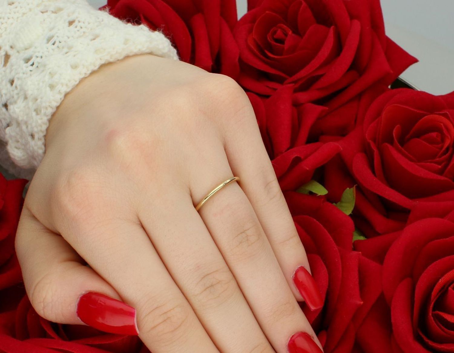 Złoty pierścionek damski próby 585 o wadze 1,75 g i rozmiarze 12. Nowoczesny, przerywany wzór z pojedynczą białą cyrkonią z jednej strony i kółeczkiem wysadzanym białymi cyrkoniami z drugiej.1.jpg