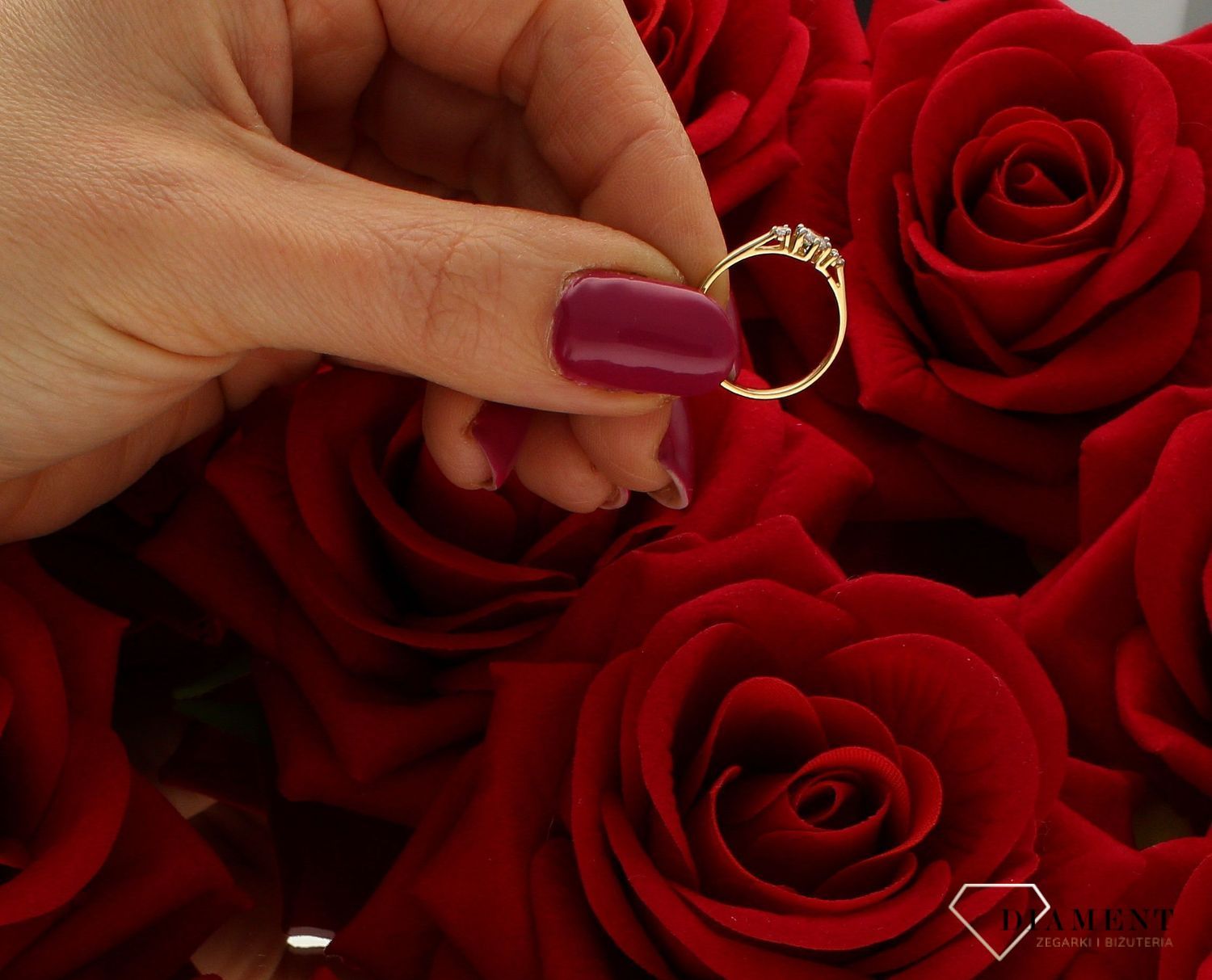 Złoty pierścionek 585 z cyrkoniami zaręczynowy DIA-PRS-6031-585. Złoty pierścionek 585 z wystającą cyrkonią zaręczynowy. Złoty pierścionek prosty ozdobiony wystającą cyrkonią. Piękny pierścionek wykonany z wysokiej jakości z (4).jpg