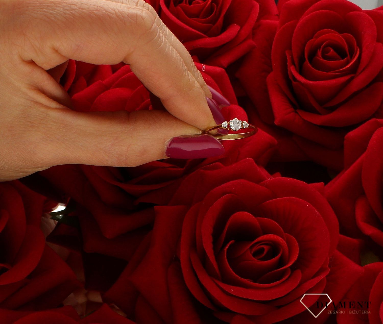 Złoty pierścionek 585 z cyrkoniami zaręczynowy DIA-PRS-6031-585. Złoty pierścionek 585 z wystającą cyrkonią zaręczynowy. Złoty pierścionek prosty ozdobiony wystającą cyrkonią. Piękny pierścionek wykonany z wysokiej jakości z (4).jpg