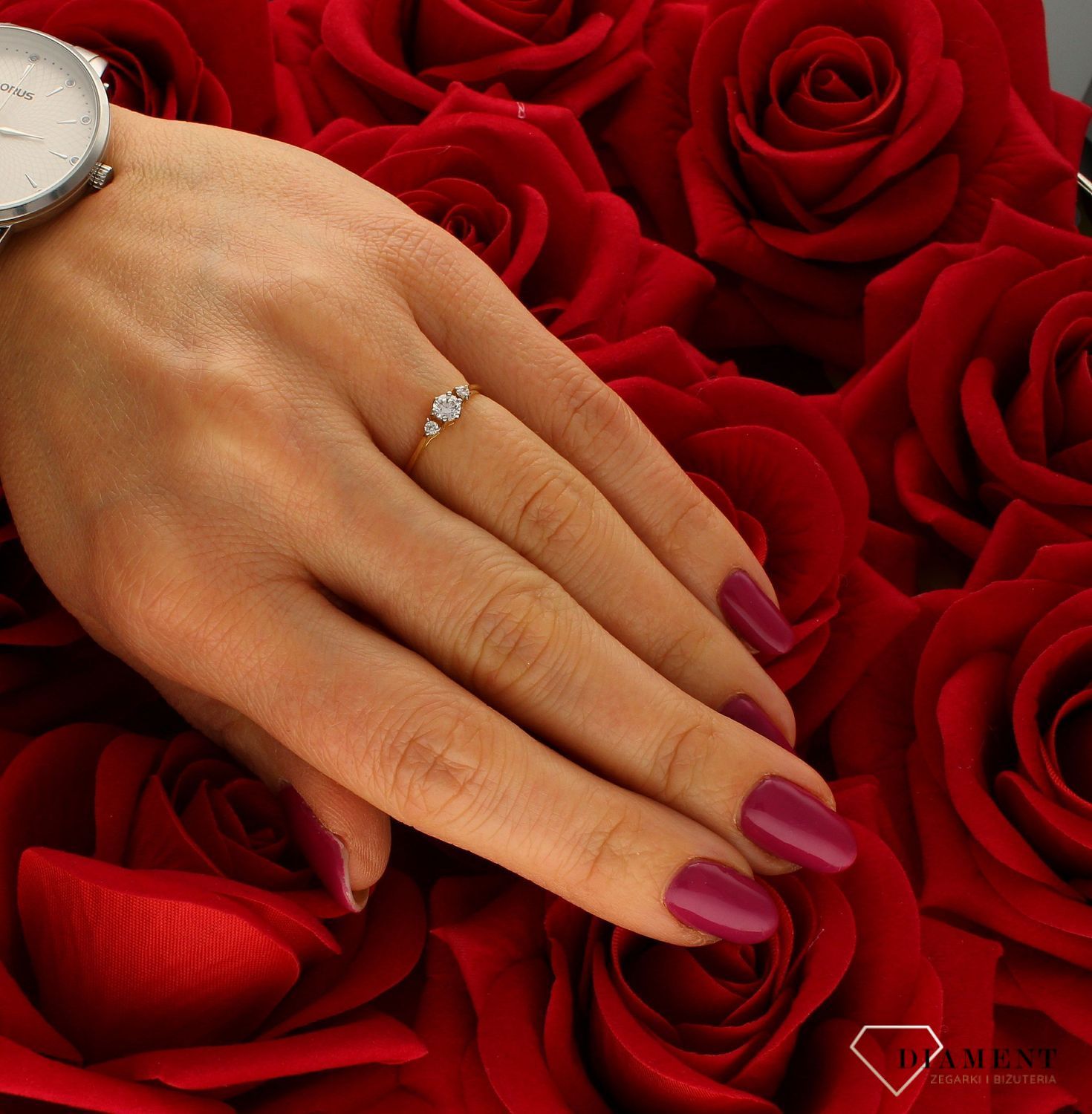 Złoty pierścionek 585 z cyrkoniami zaręczynowy DIA-PRS-6031-585. Złoty pierścionek 585 z wystającą cyrkonią zaręczynowy. Złoty pierścionek prosty ozdobiony wystającą cyrkonią. Piękny pierścionek wykonany z wysokiej jakości z (4).jpg