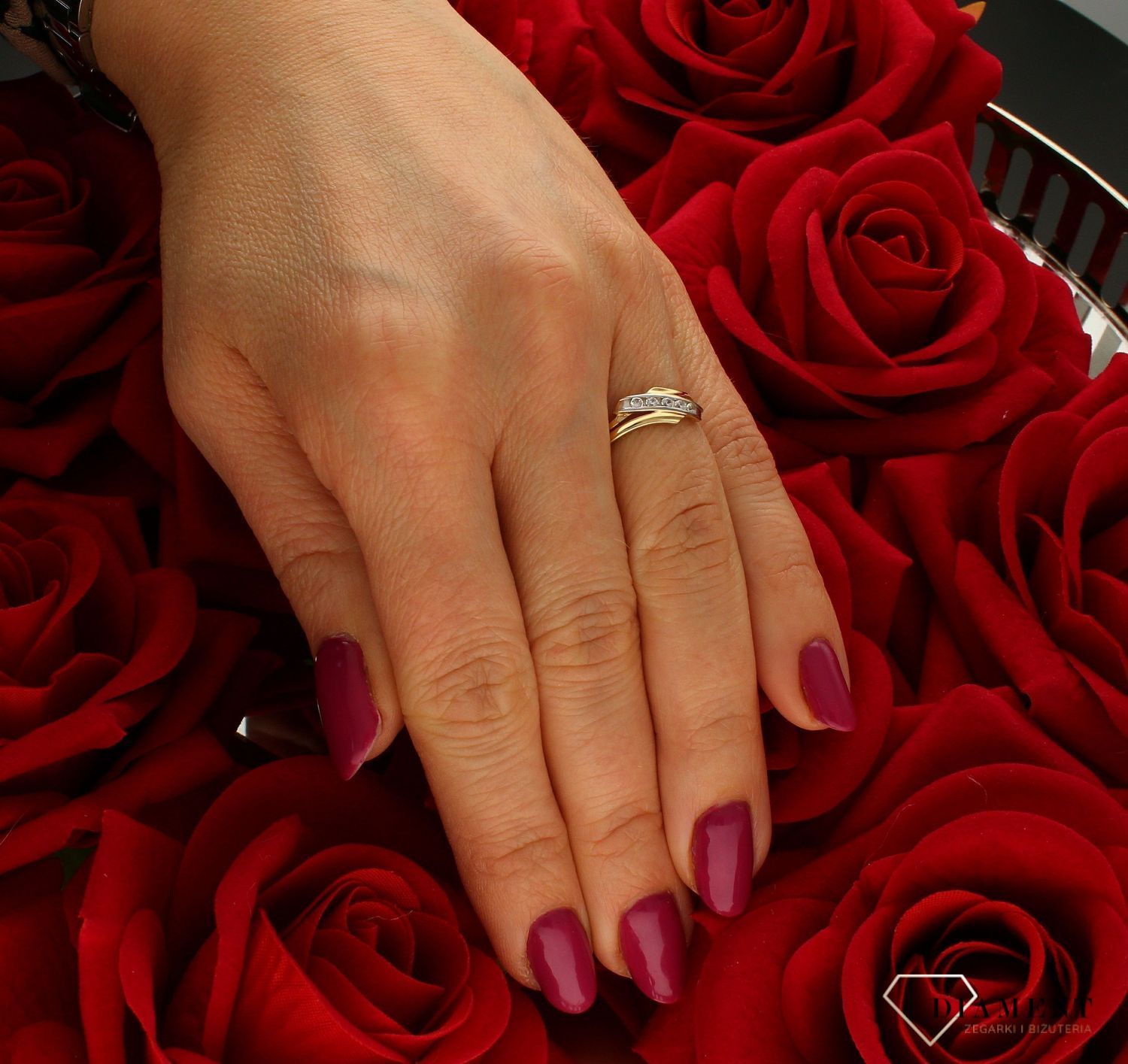 Złoty pierścionek 585 fala z cyrkoniami DIA-PRS-6032-585.  Ponadczasowy wzór inspirowany ikonami sztuki jubilerskiej podkreśli piękno wyjątkowych momentów zaręczyn, rocznic, jubileuszy. Klasycznej formy elegancki pierścionek (4).jpg