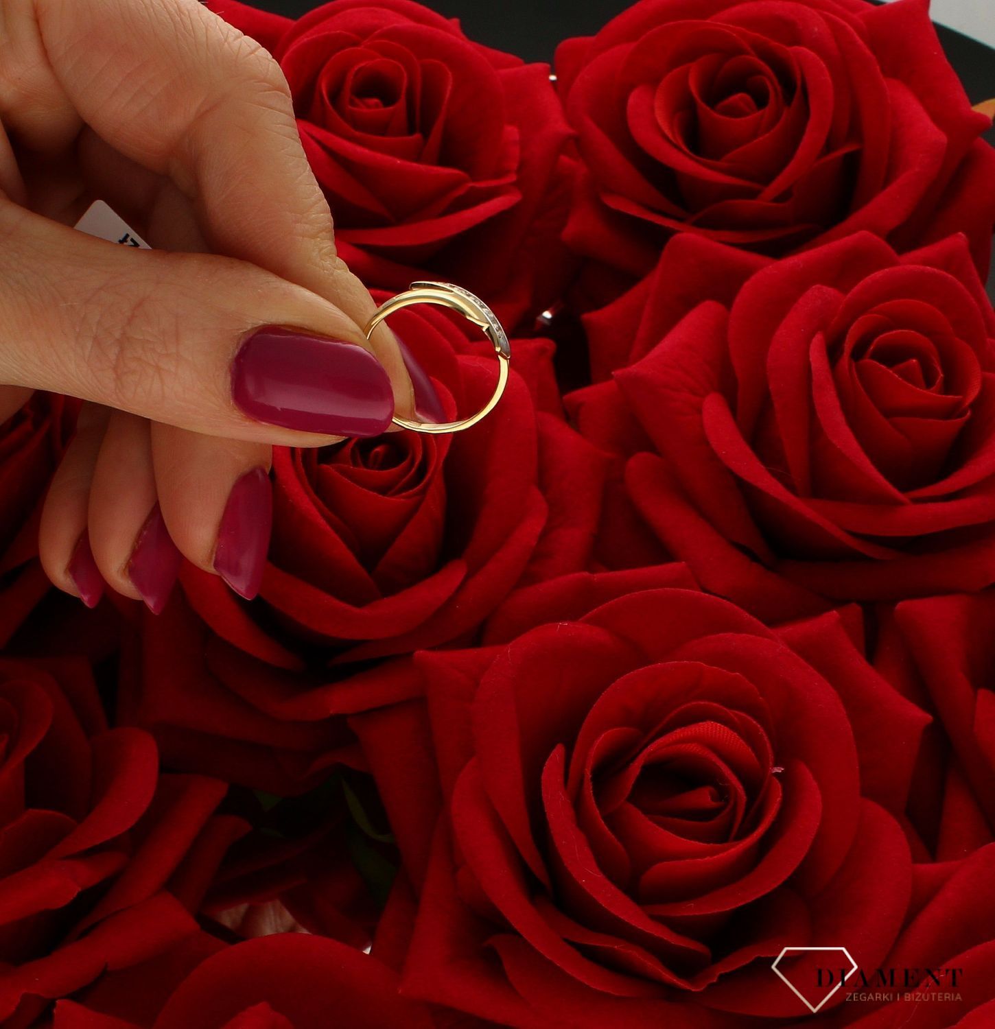 Złoty pierścionek 585 fala z cyrkoniami DIA-PRS-6032-585.  Ponadczasowy wzór inspirowany ikonami sztuki jubilerskiej podkreśli piękno wyjątkowych momentów zaręczyn, rocznic, jubileuszy. Klasycznej formy elegancki pierścionek (4).jpg