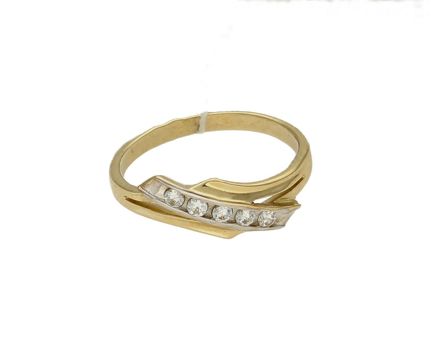 Złoty pierścionek 585 fala z cyrkoniami DIA-PRS-6032-585.  Ponadczasowy wzór inspirowany ikonami sztuki jubilerskiej podkreśli piękno wyjątkowych momentów zaręczyn, rocznic, jubileuszy. Klasycznej formy elegancki pierścionek (4).jpg