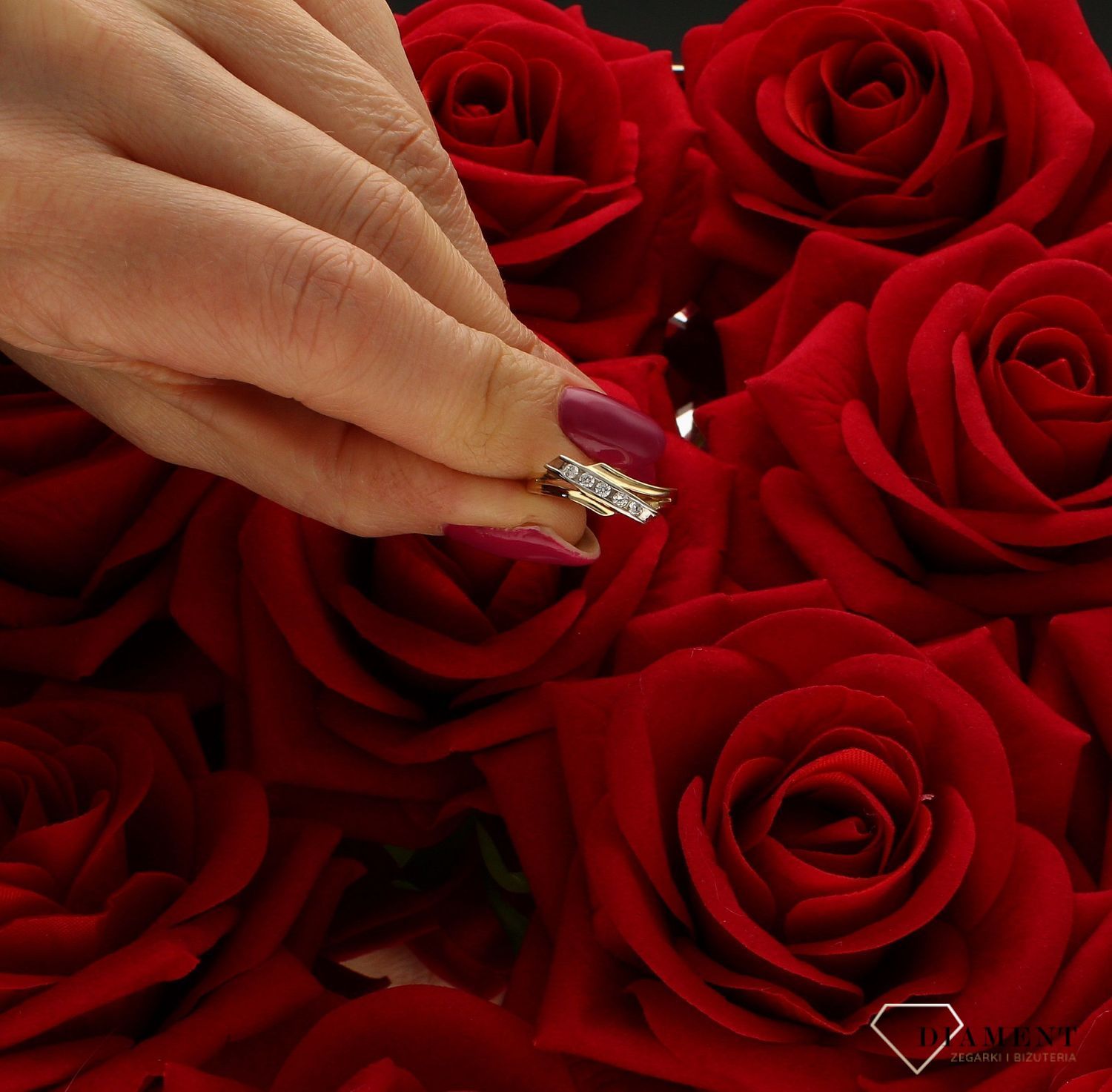 Złoty pierścionek 585 fala z cyrkoniami DIA-PRS-6032-585.  Ponadczasowy wzór inspirowany ikonami sztuki jubilerskiej podkreśli piękno wyjątkowych momentów zaręczyn, rocznic, jubileuszy. Klasycznej formy elegancki pierścionek (4).jpg